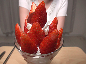 スイーツ食べて「うまぁ」ってなりながら、下半身はイカされる女の子たち　サンプル画像04